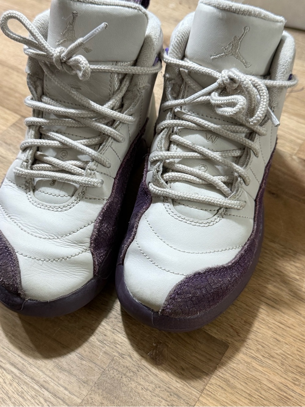 Little kids Jordan Mid-Top Sneakers in White and Purple